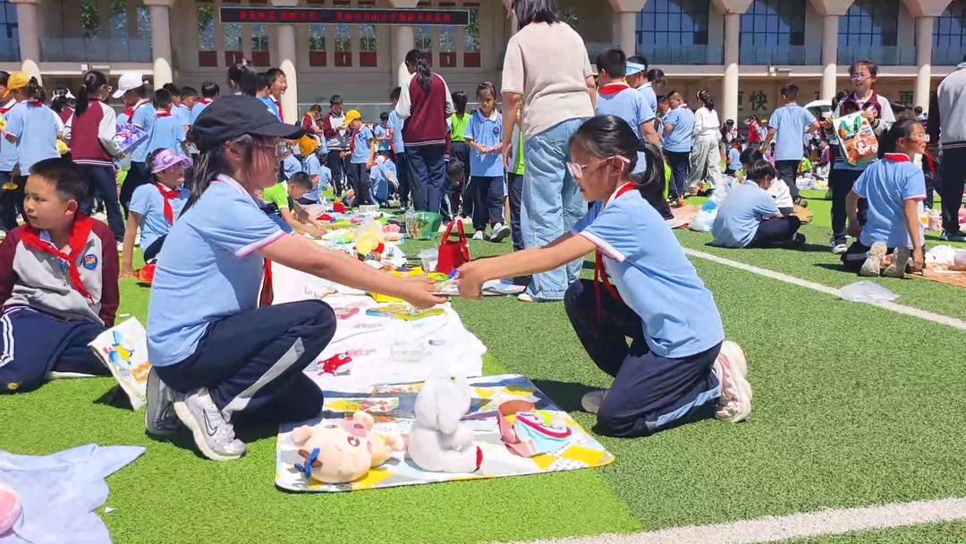 荣成青山小学别样六一：市集展风采 英语乐无穷 - 图4