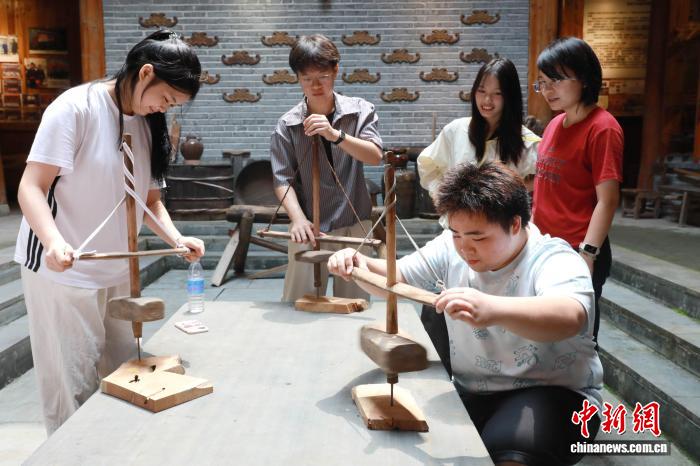 学子广西侗寨体验木构建筑营造技艺 - 图9