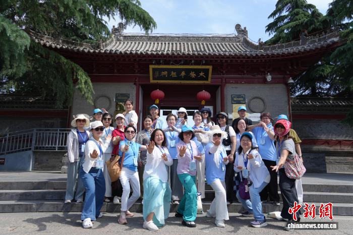 20余位海外华教从业者河南温县习练太极拳 - 图1