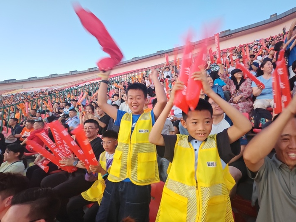 小球迷上线！新黄河少年团沉浸式打卡齐鲁超赛 - 图4
