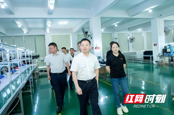 何朝晖调研产业项目建设：精准精细服务企业 全力推动产业高质量发展 - 图1