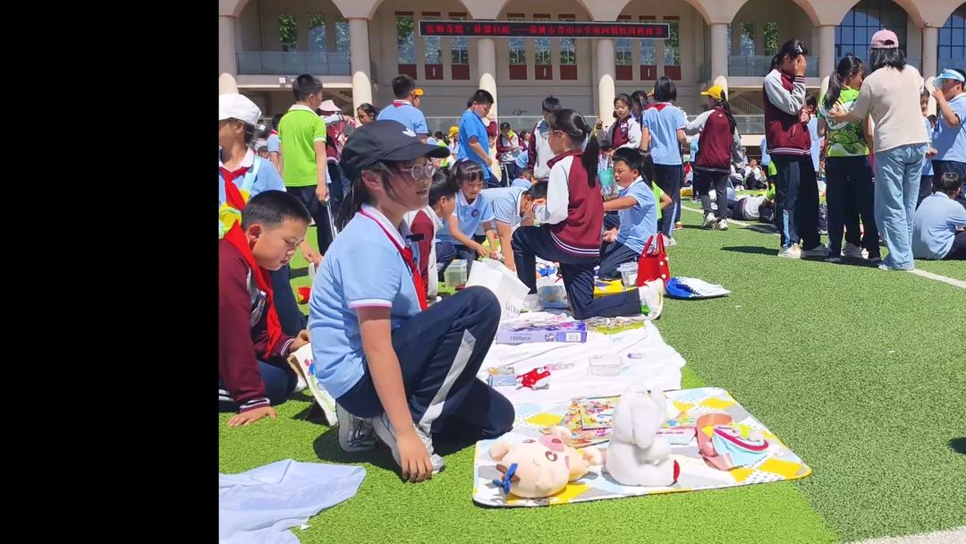 荣成青山小学别样六一：市集展风采 英语乐无穷 - 图7