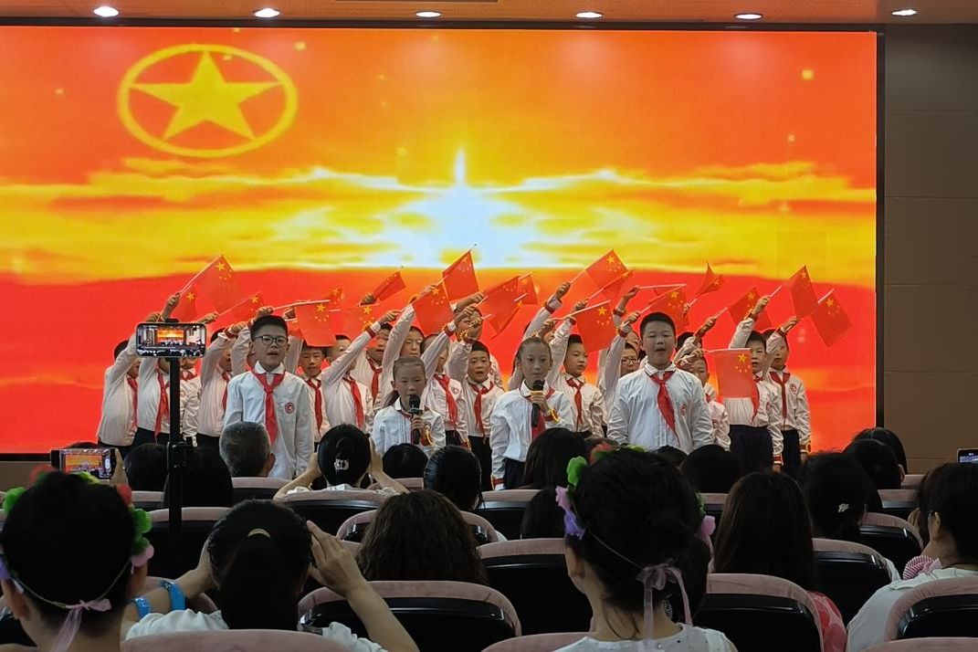 万盛经开区新华小学举办“六一”汇演活动 - 图1