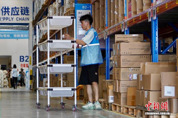 正值中国“618”购物节 浙江义乌综合保税区忙中有序 - 图3