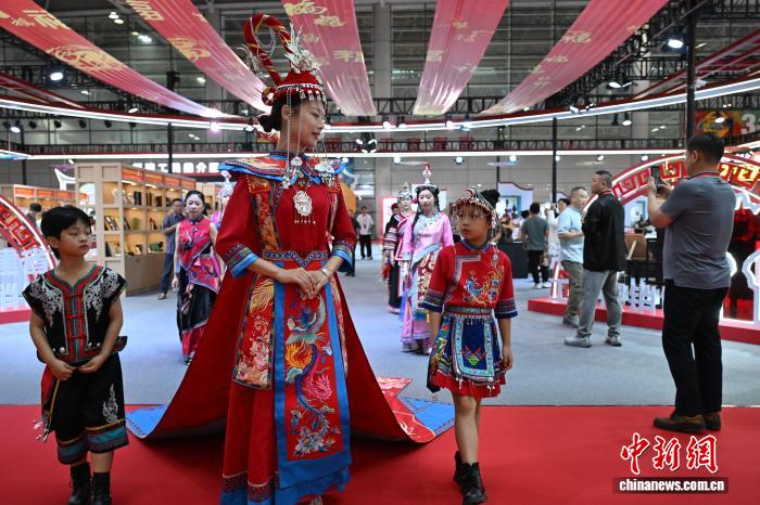 2026中国工艺美术博览会福州开幕 荟萃万千精品 - 图1