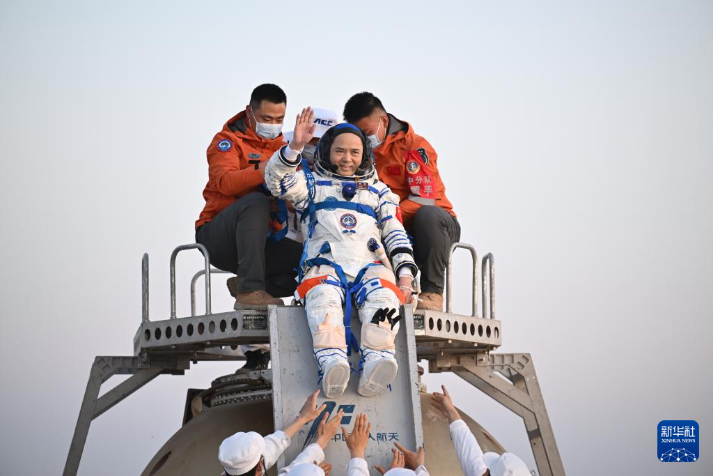 神舟二十一号航天员乘组返回任务取得圆满成功 - 图20