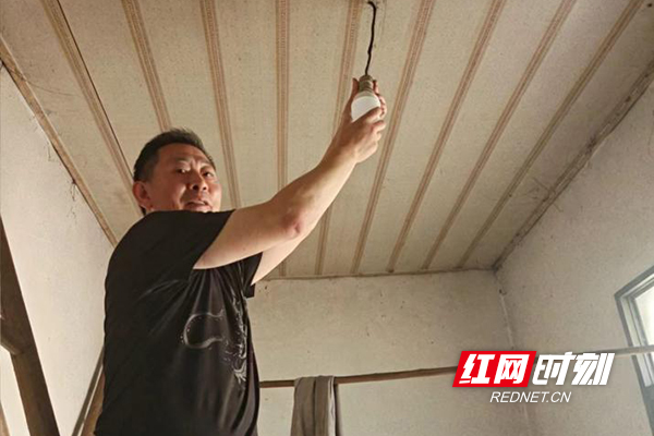 湖南航空技师学院驻村工作队为独居老人点亮“暖心灯” - 图1