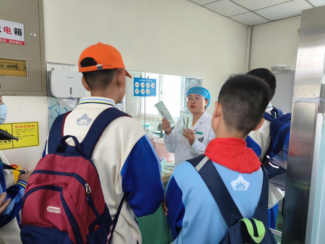 温情相伴共筑成长！青岛晨星实验学校师生参观青岛市城运老年病医院 - 图3