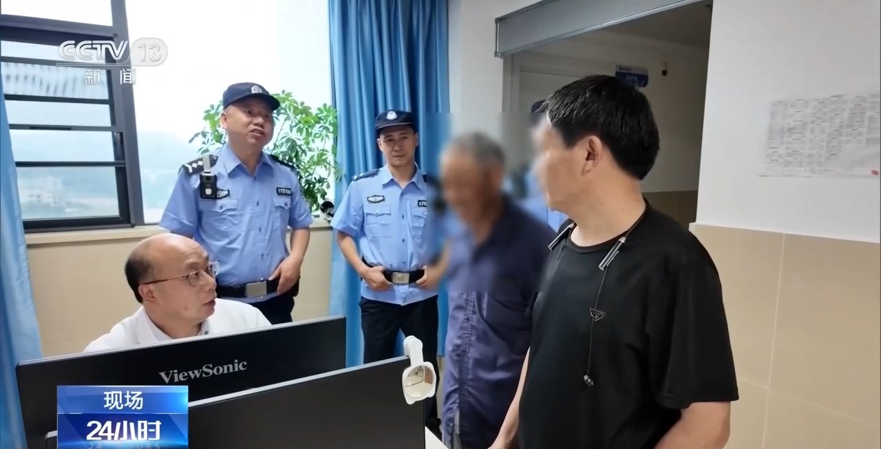 视频丨点赞！老人路边突发疾病 警民接力救援安全送医 - 图5