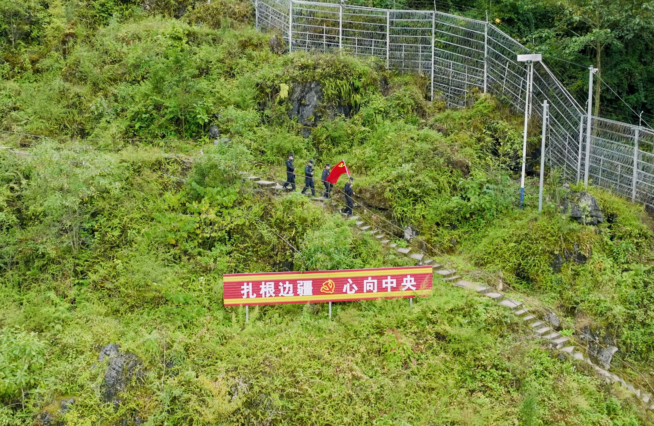 5岁萌娃有个秘密：我不敢说想爸爸，怕爸爸难过得很 - 图10