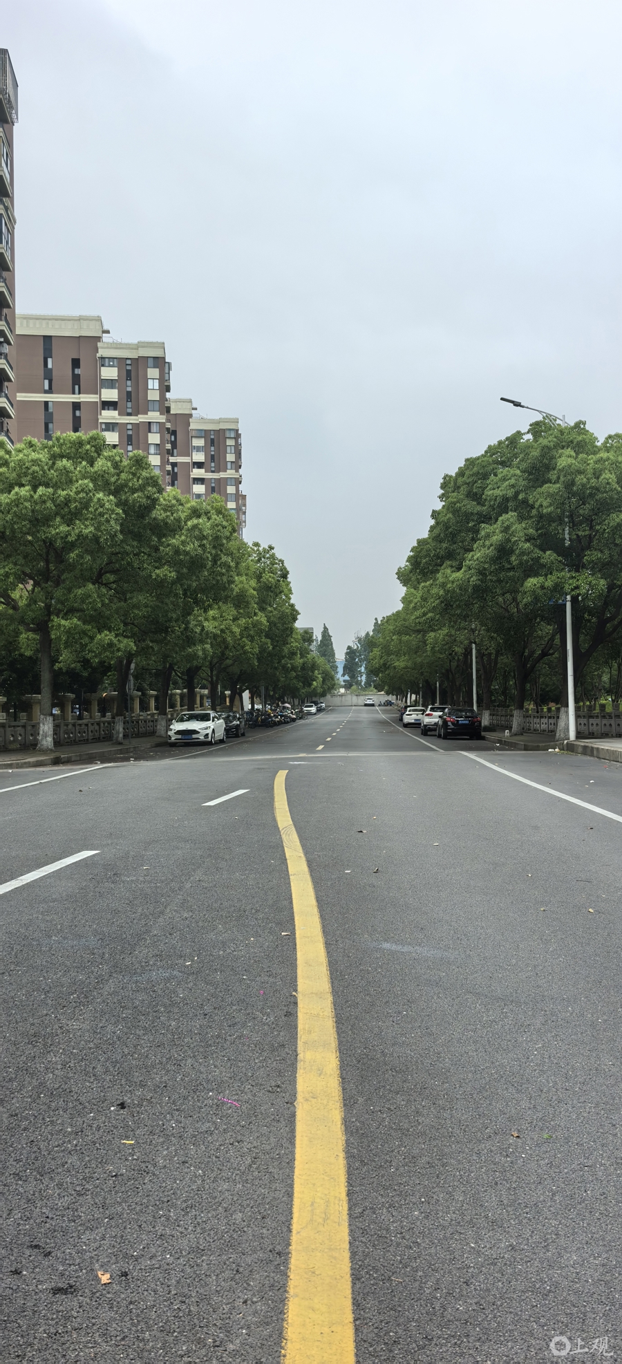 新闻追踪｜“生命通道” 终于通了！消防通道违停乱象 24 小时内获整治 - 图1