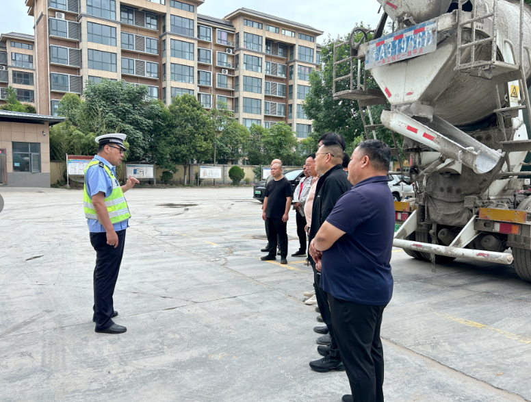 郑州交警：宣传进企业 警企携手筑平安 - 图9