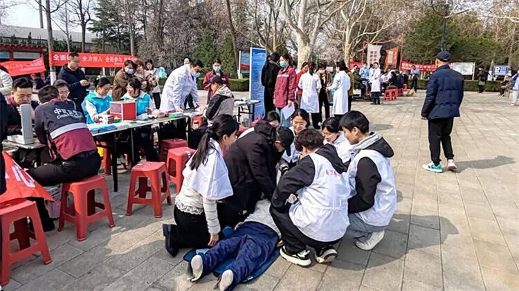 科普进社区创新守健康！山东医专团队开展急救科普惠民活动 - 图1