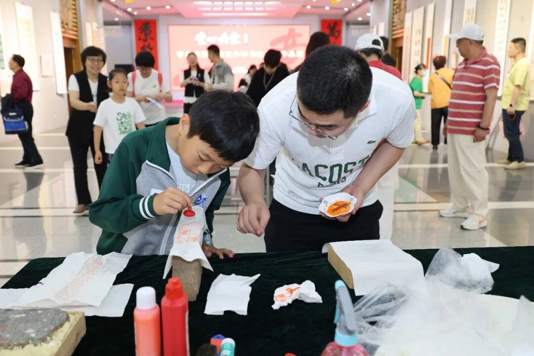 “童心向党”青岛市第八届青少年书法优秀作品展开展 - 图9