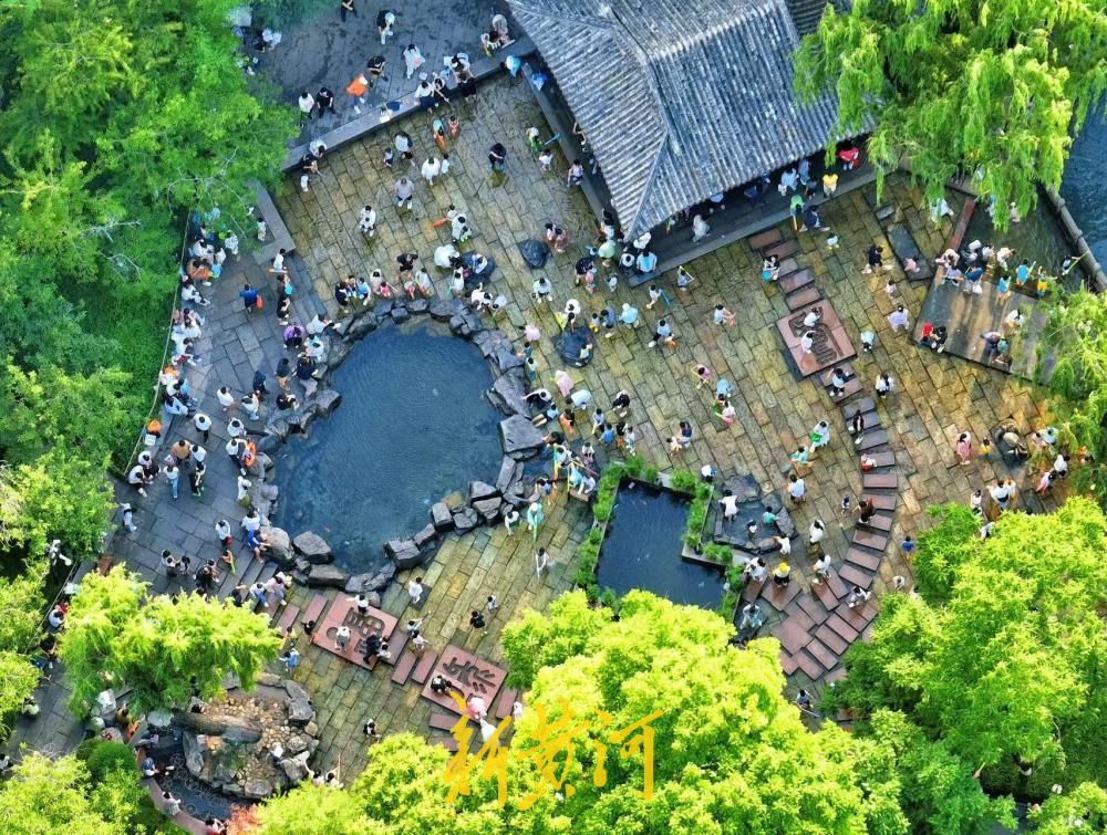 高温预警！济南五龙潭清泉石上流，孩子们踩水撒欢 - 图2