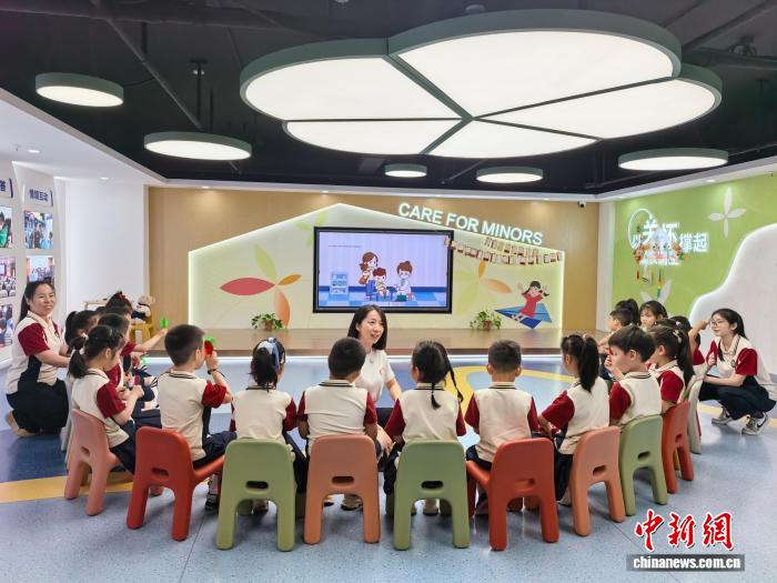 国家出台政策保障流动儿童在居住地均等化享有基本公共服务 - 图1