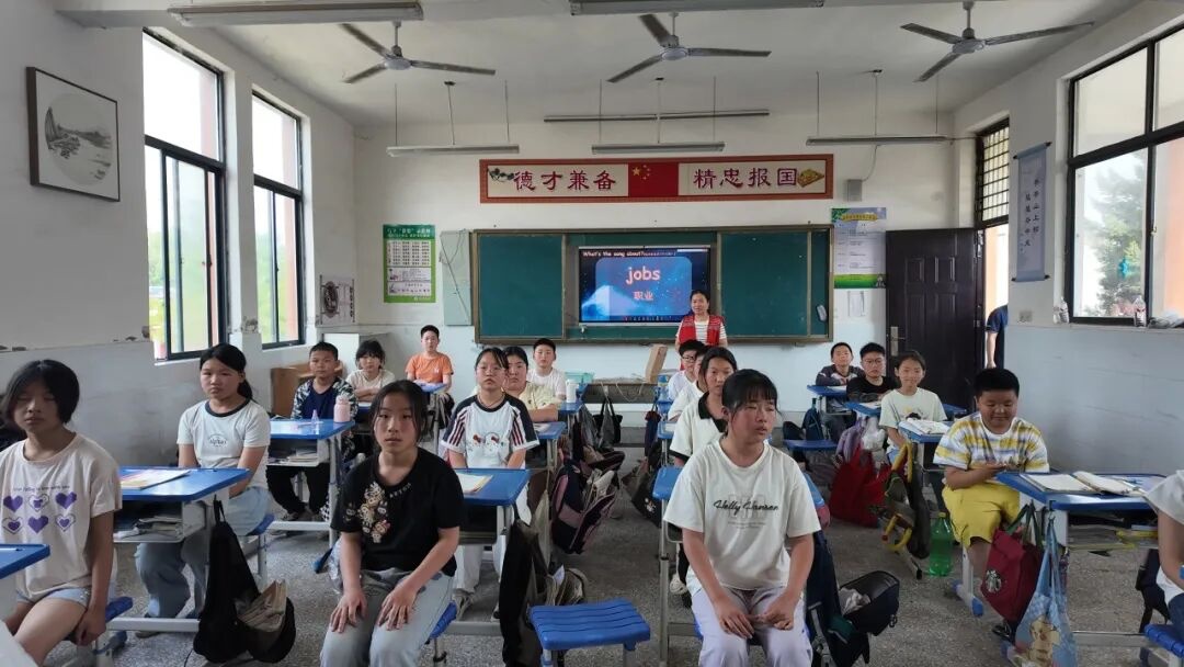 长虹爱心助学暖童心 科技点亮乡村课堂 让教育微光汇成星河 - 图4