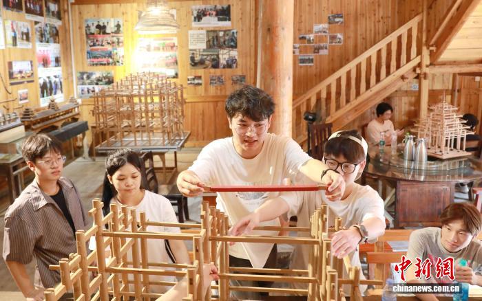 学子广西侗寨体验木构建筑营造技艺 - 图3