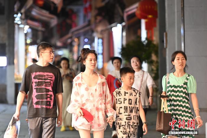 黄山：新安江畔流光溢彩 屯溪老街古意盎然 - 图3