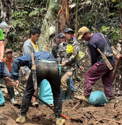 老挝村民进洞淘金7人被困，仍有2人下落不明，幸存者自述逃生经历：在迷宫般的洞穴中摸索数小时，一度以为自己必死无疑 - 图2
