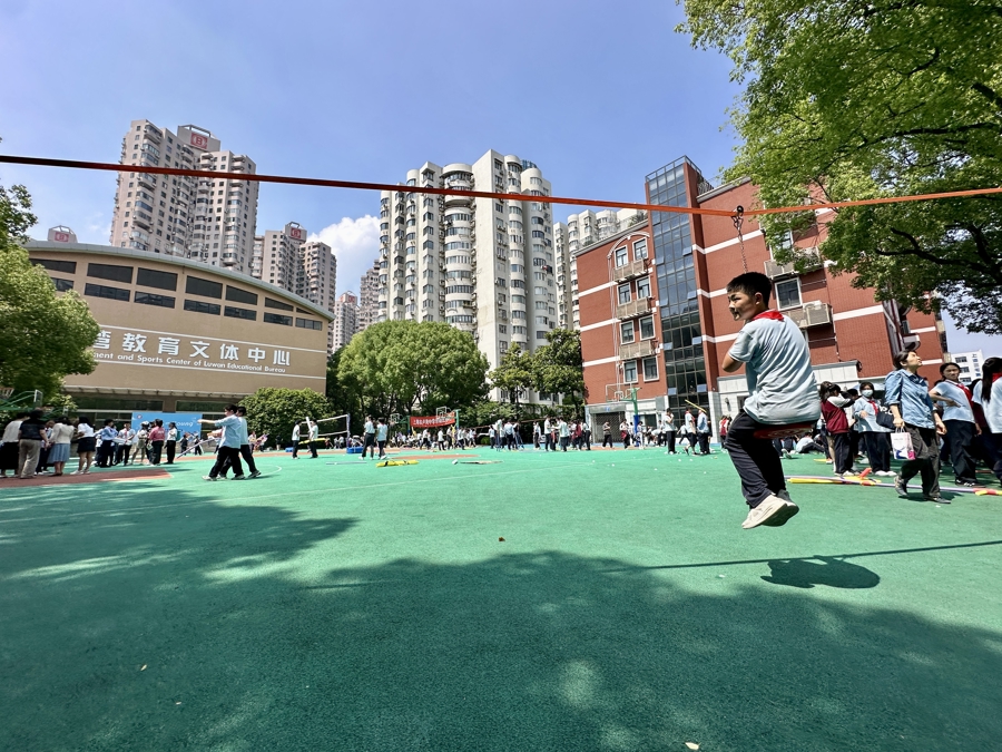 凿冰块、扔毛绒玩具、“丛林飞跃”……操场上这么玩，太解压了！ - 图2
