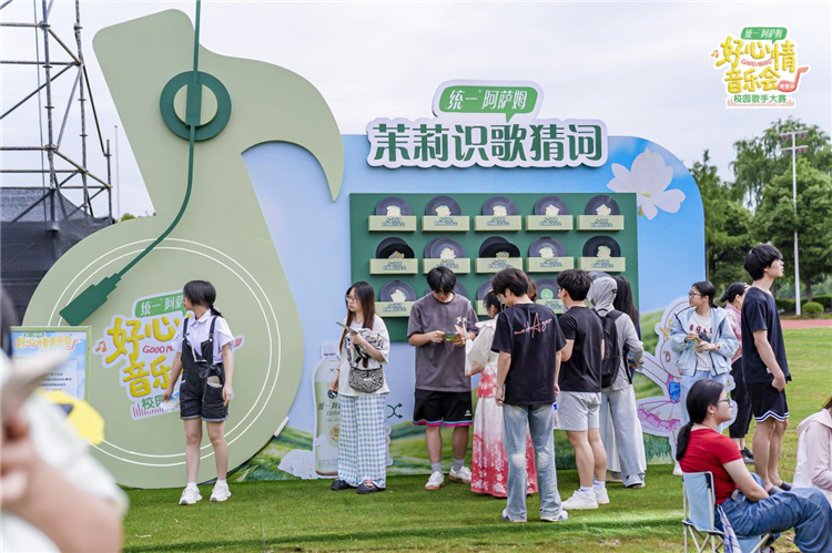 机器人热舞、彩带花瓣雨齐飞！统一阿萨姆校园歌手大赛在常德点燃青春“好心情” - 图4