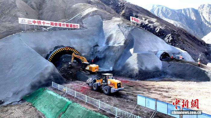 新疆：G217线莎塔公路全线最长隧道正式进洞施工 - 图1