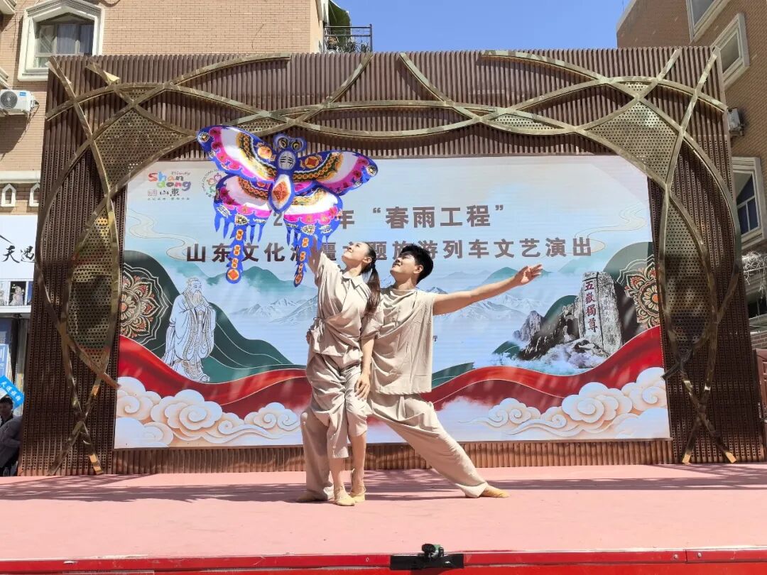 “春雨”润边疆 齐鲁情意长——山东“文化润疆”主题旅游列车集中展演推广活动在乌鲁木齐火热举行 - 图4