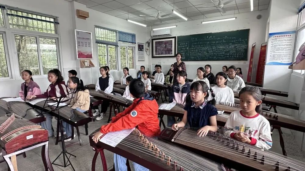 大别山支教12载，她培养的首批30余名学生全部通过古筝十级考试 - 图1