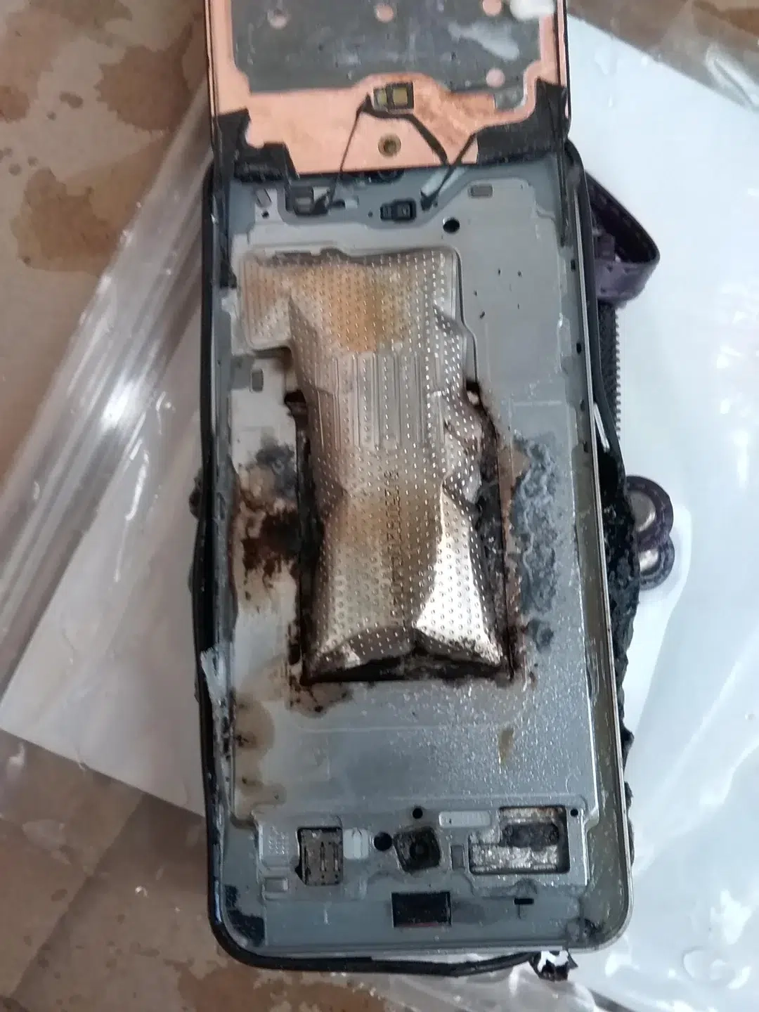 网友反馈其三星 Galaxy S25 FE 手机夜间充电爆炸 - 图3