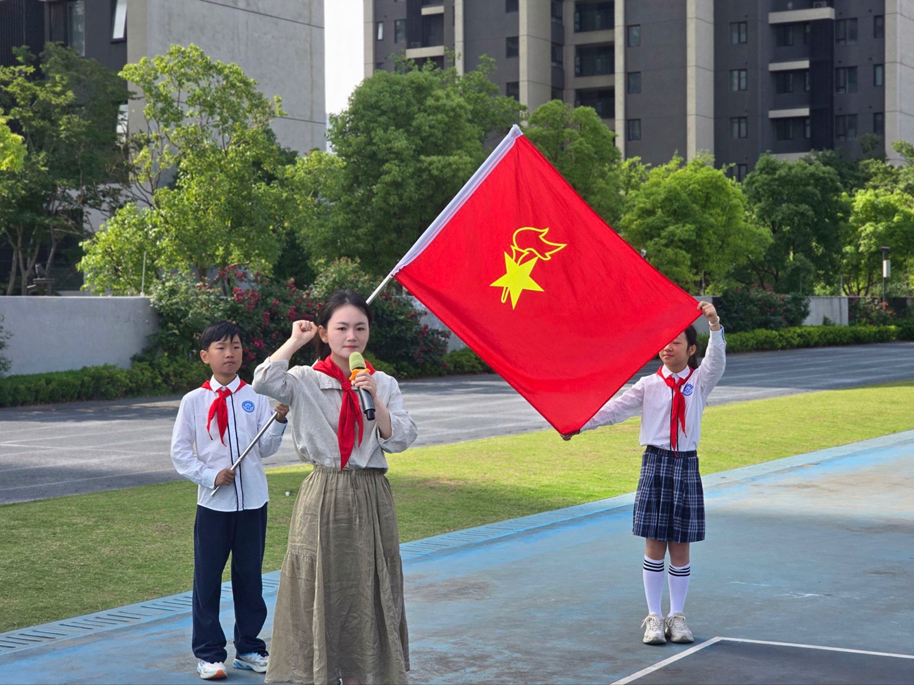 高举旗帜跟党走 做新时代好少年——建兴路小学举行入队仪式 - 图3