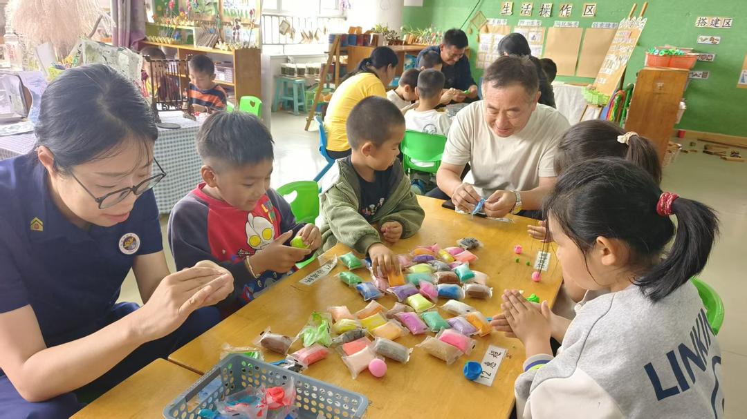 童心播种科学梦，“蓝在一起”科普进校园 - 图2