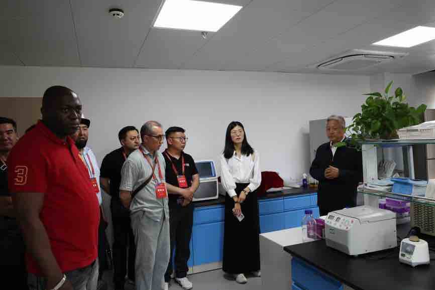乌兹别克斯坦、蒙古、俄罗斯等国代表团赴滨州畜牧兽医研究院参访调研 - 图1