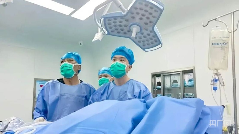 杨泽敏：雪域高原成功完成8cm巨大嗜铬细胞瘤腹腔镜切除术 - 图1