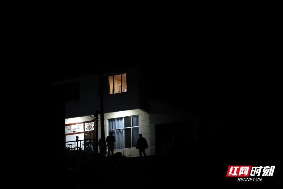 影像故事｜撤离“孤岛”，100多名乡亲结伴徒步的7小时 - 图3