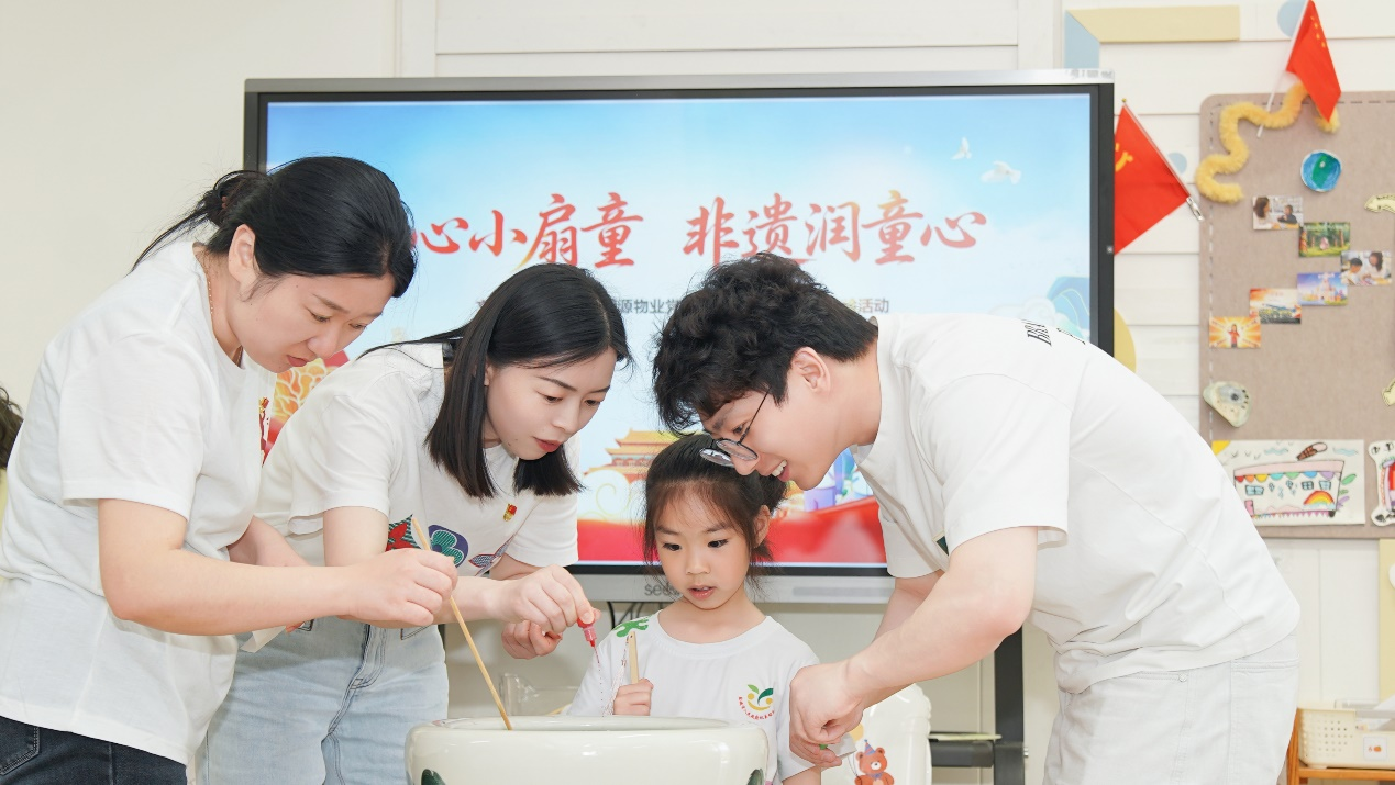 盐城亭湖文峰街道文曲社区开展“匠心小扇童 非遗润童心”活动 - 图1