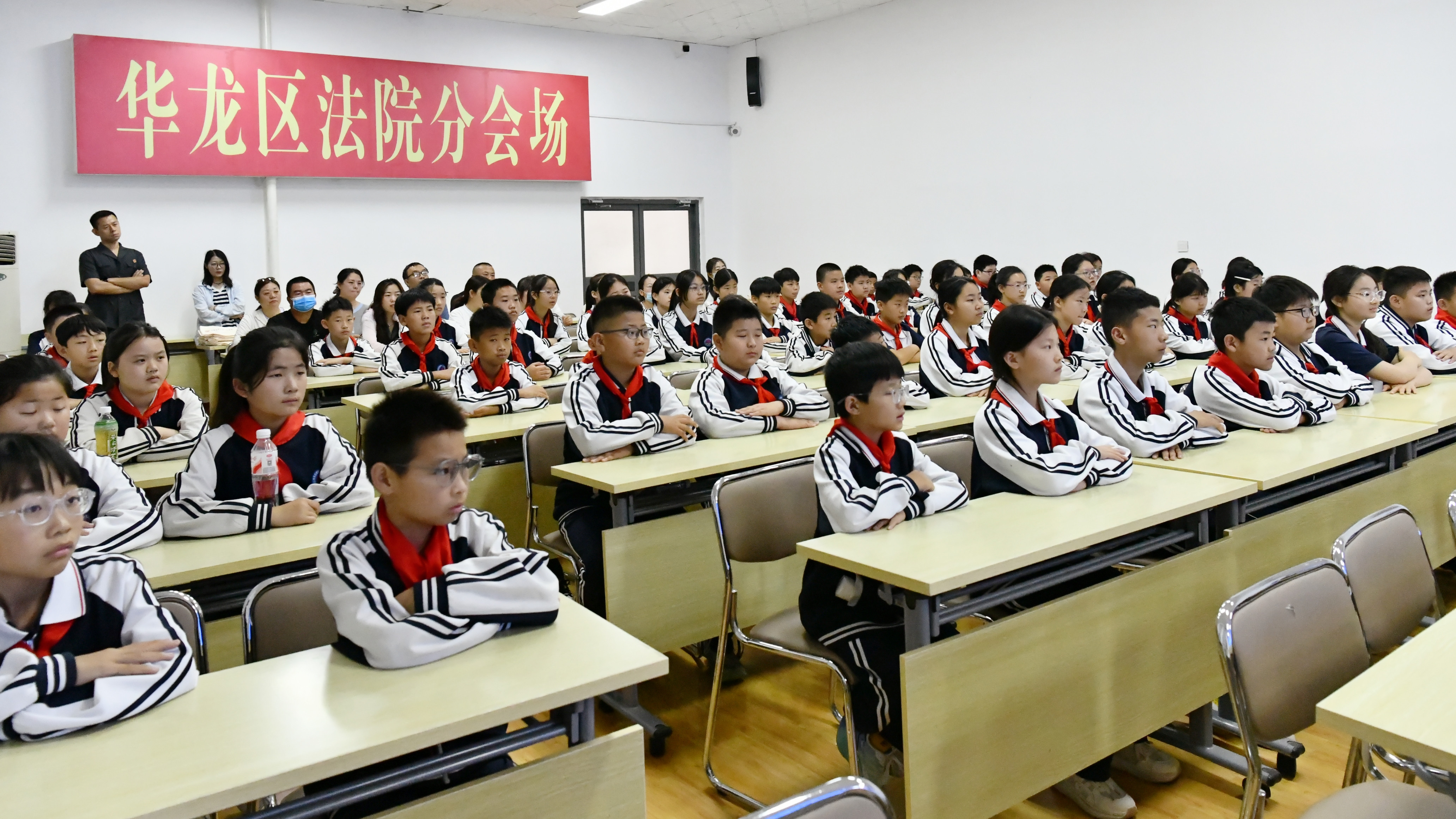 沉浸式庭审观摩 筑牢青少年法治护航屏障 - 图1