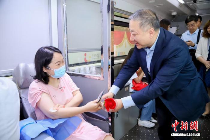 百余名中外爱心人士在沪献血 为患儿送上珍贵的节日礼物 - 图3