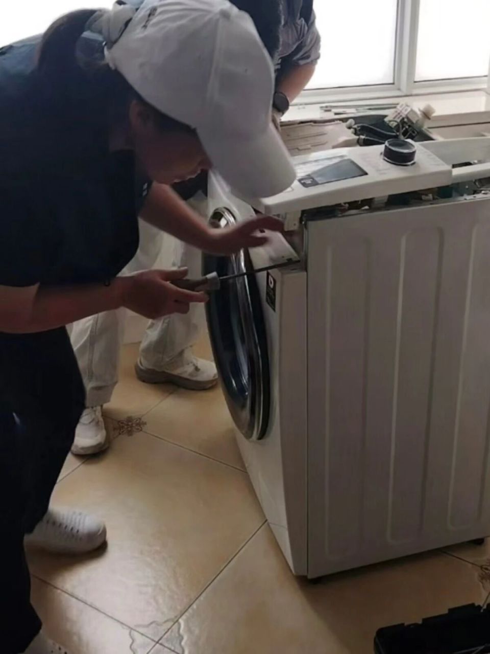 大象早报｜两位河南籍企业家亮相国新办；拖拽致女记者骨折男子被刑事立案；G40沪陕高速追尾事故最新通报 - 图11