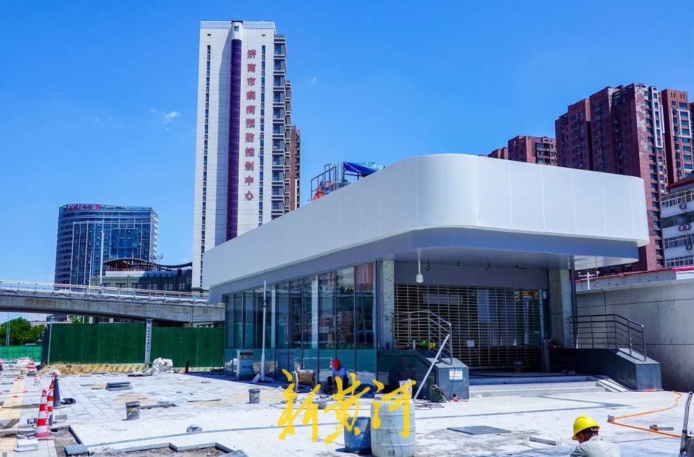 济南纬六路多个地铁出入口初具规模，与300米高楼同框成新景 - 图3