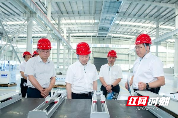 何朝晖调研产业项目建设：精准精细服务企业 全力推动产业高质量发展 - 图2