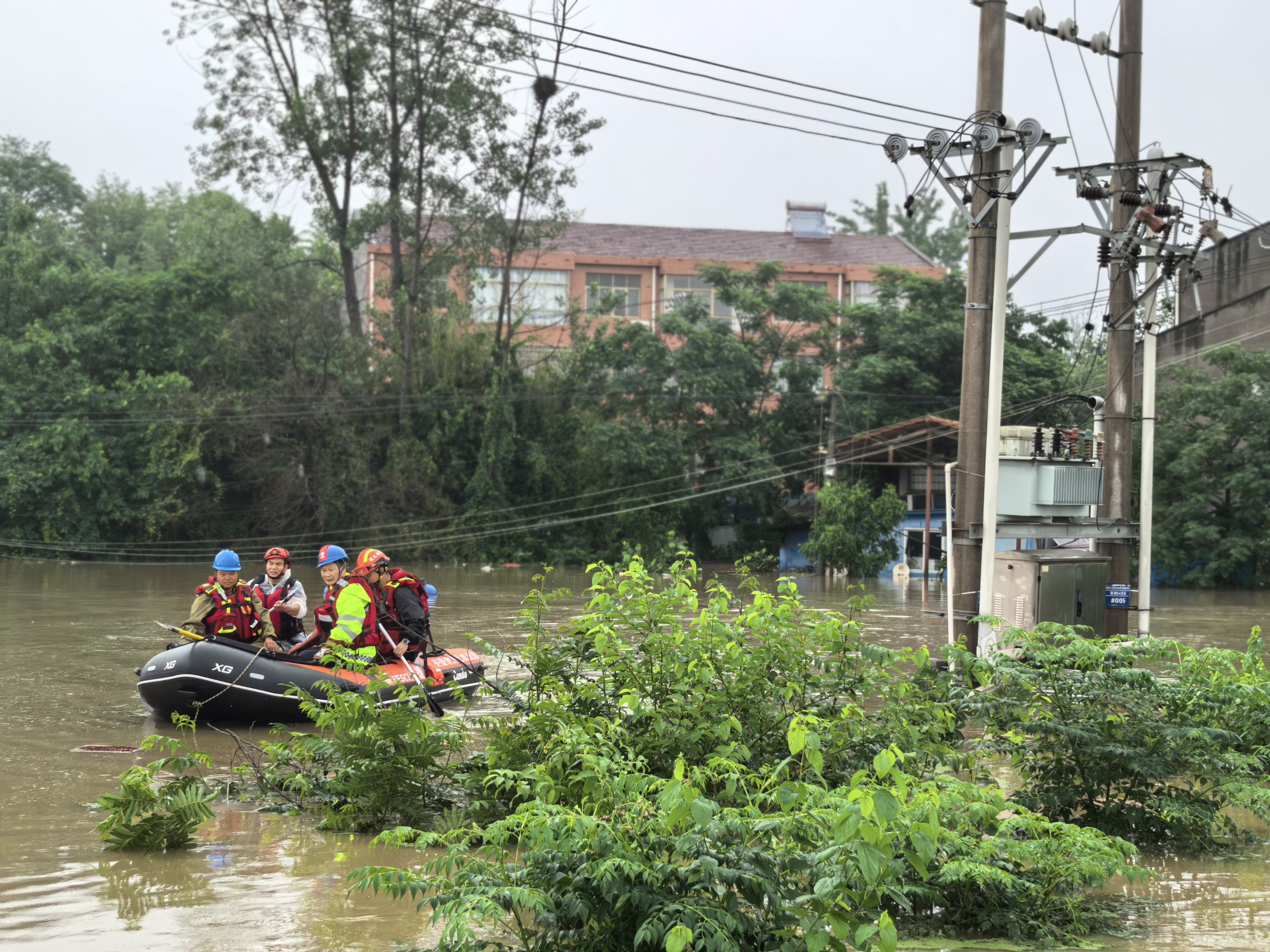 暴雨里的坚守——鄂北防汛一线直击 - 图1