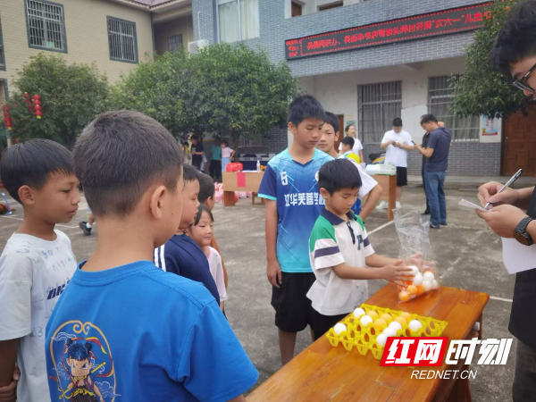 江华瑶族自治县新华书店联合塘头坪村委会开展六一儿童节关爱活动 - 图3