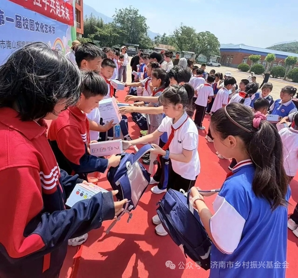 城乡结伴，逐梦同行 “一束光·手拉手”公益活动点亮窝铺小学童心梦想 - 图4