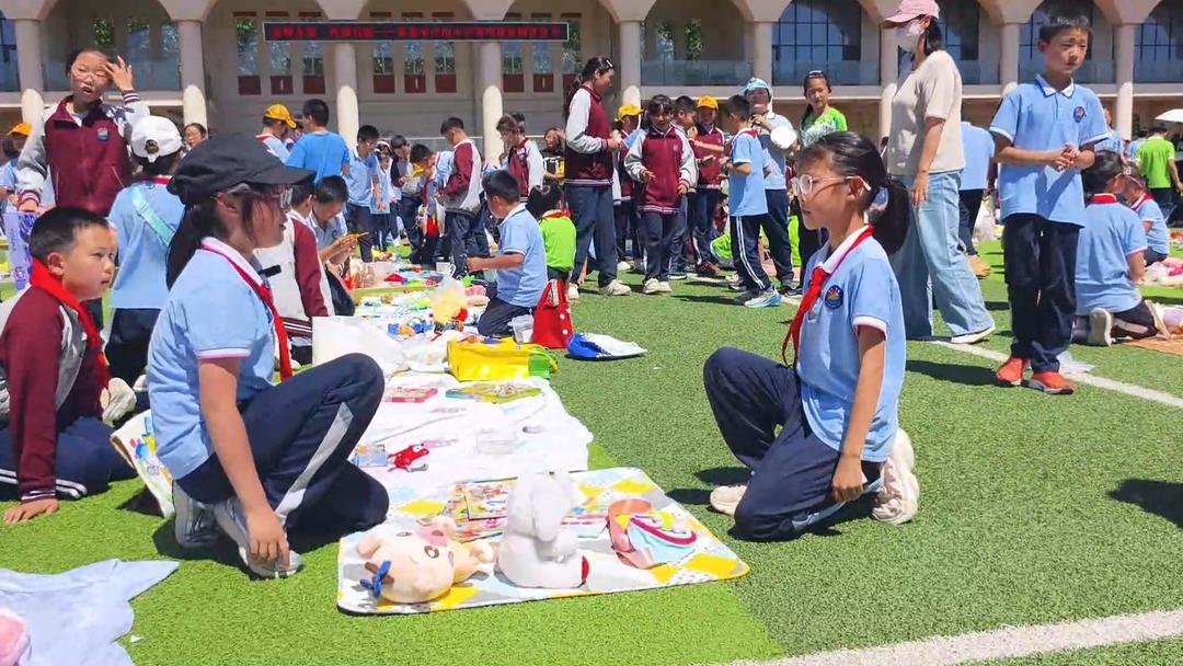 荣成青山小学别样六一：市集展风采 英语乐无穷 - 图2