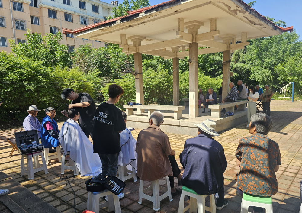 济南日报报业集团印刷发行党支部携手济南美宣造型开展社区义剪活动 - 图7