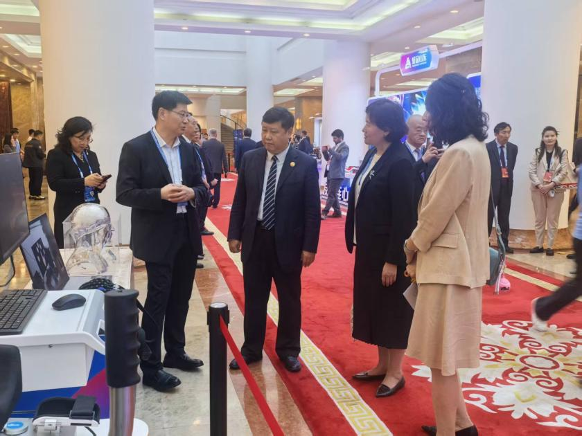 外骨骼、机械手亮相国际舞台！山东省立医院脑机接口平台展示最新成果 - 图1