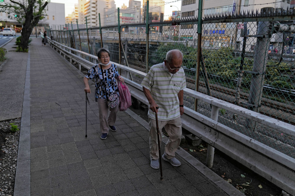 赡养负担重，越来越多日本人办理“死后离婚” - 图1