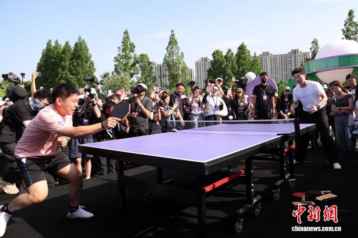 马龙现身复旦大学助阵体育公益 以运动传递青春“美力加速度” - 图3