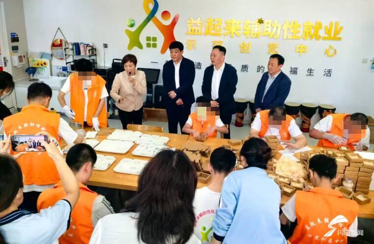 “媒体献爱心 温情伴成长”主题关爱活动走进崂山区爱融儿童潜能发展中心 - 图1